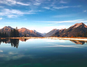 舒适奶茶色与花卉图案窗帘搭配图片欣赏